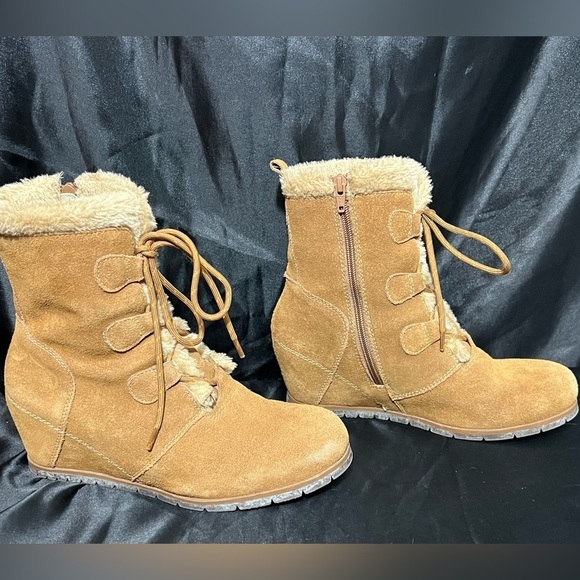 Baretraps- Women’s Brown Wedge Leather/Faux Fur Boots Sz 8.5 - Picture 3 of 10